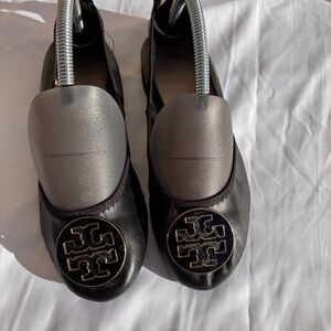 Tory Burch Minnie Travel Ballet Women’s Black Leather Flat w/Metal Medallion